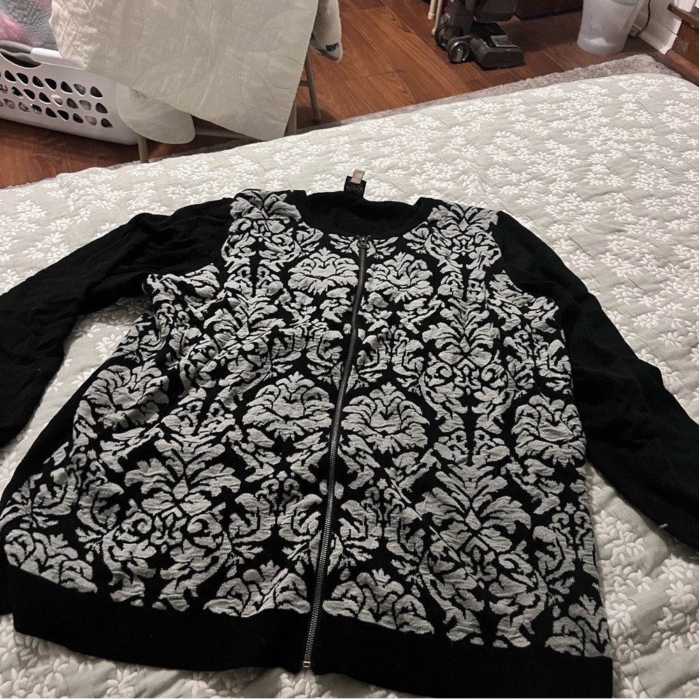 Como Vintage Black and White Sweater